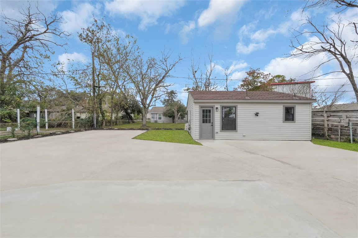 4331 Herridge Street Houston, TX 77022 - Photo 31 of 32 front view of house with a yard