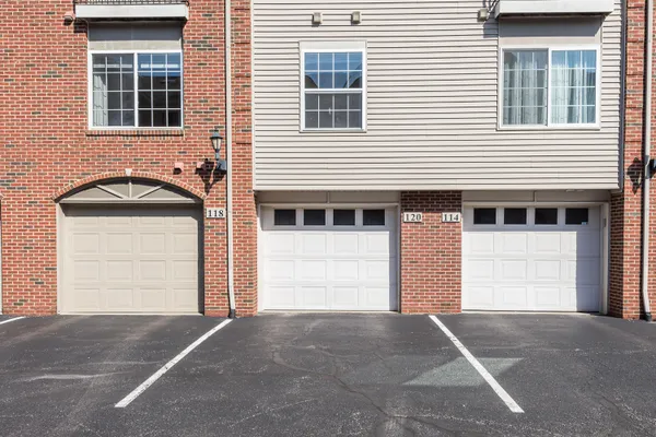 $2,600 | 120 West Oakbrook Drive, Ann Arbor, MI 48103