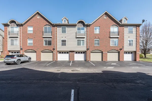 $2,600 | 120 West Oakbrook Drive, Ann Arbor, MI 48103