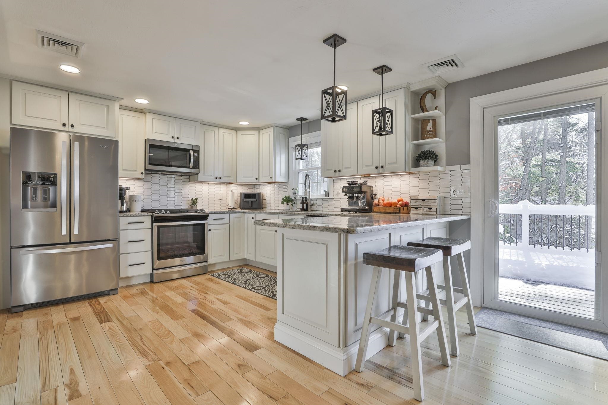 26 Sunapee Street Nashua, NH 03063 - Photo 2 of 37