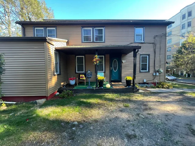 a view of a house with backyard