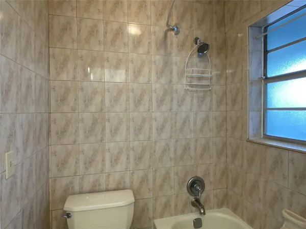 $1,275 | 7807 Golf Cir Drive, Unit 306, Margate, FL 33063