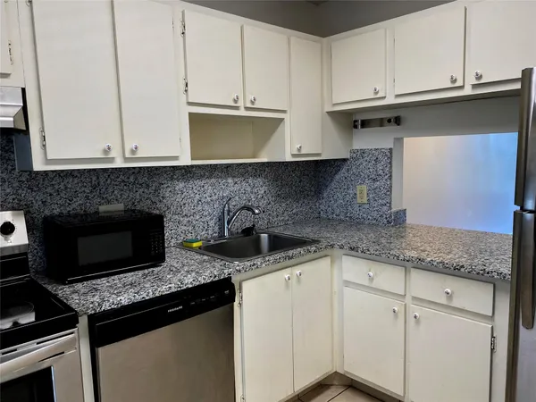 $1,275 | 7807 Golf Cir Drive, Unit 306, Margate, FL 33063