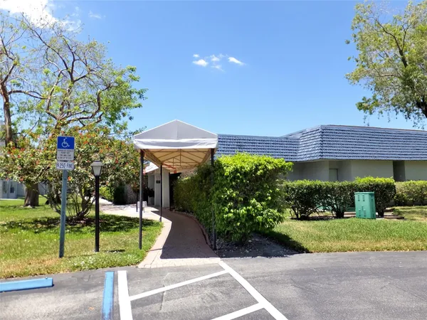 $1,275 | 7807 Golf Cir Drive, Unit 306, Margate, FL 33063