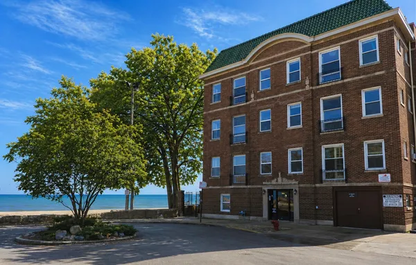 $3,495 | 1055 West Pratt Boulevard, Unit 2A, Chicago, IL 60626