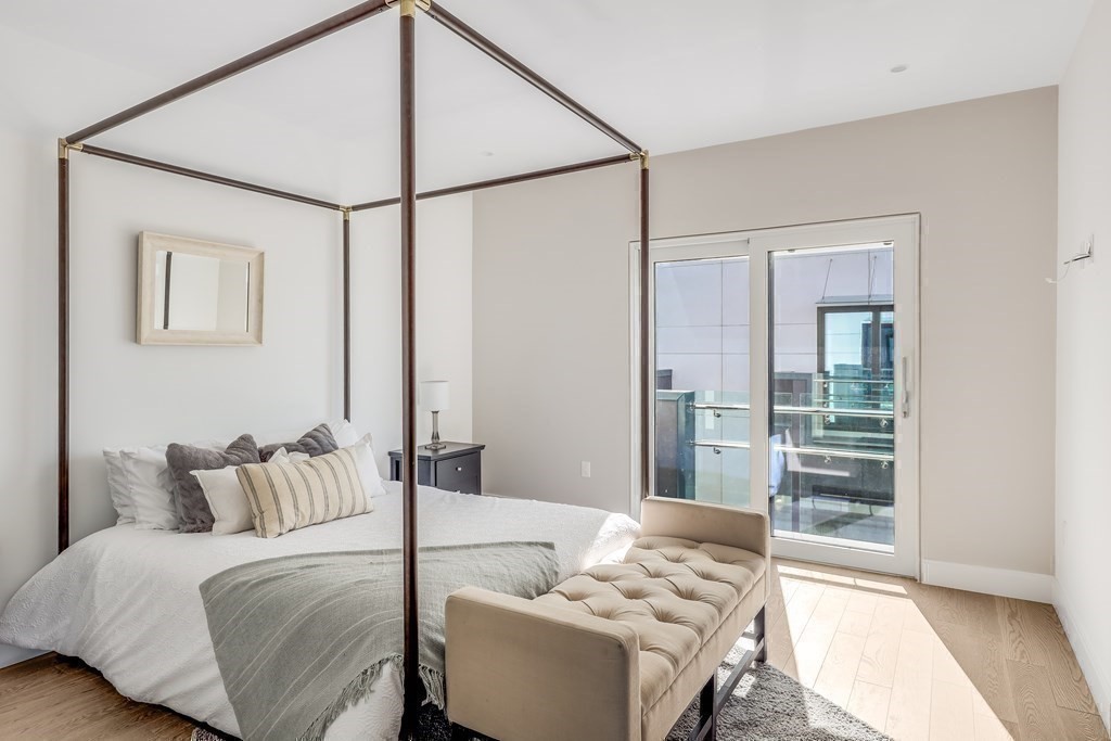 75 Westbourne Terrace, Unit 75 Brookline, MA 02446 - Photo 21 of 31 a bedroom with a bed and a window