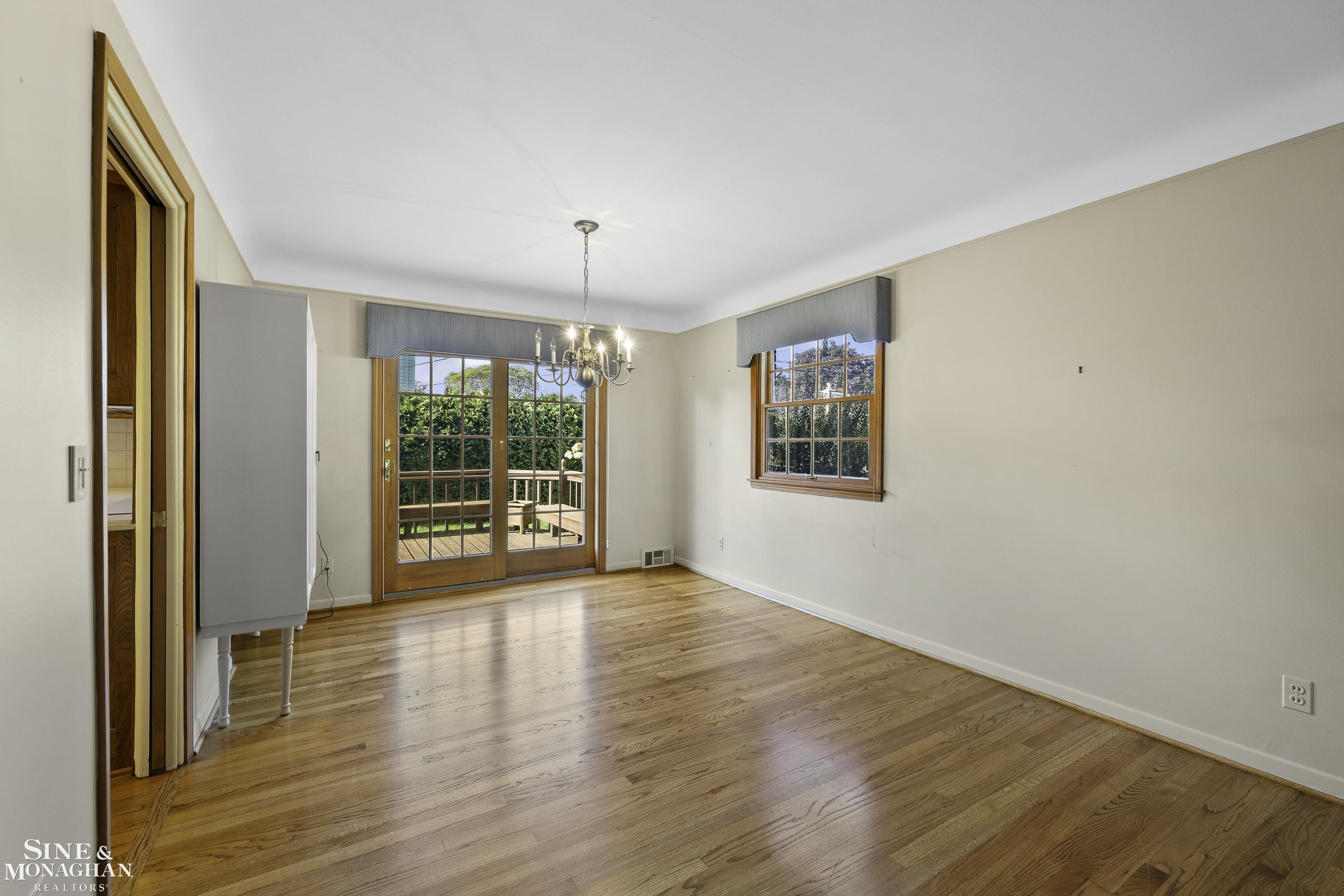 581 North Rosedale Court Grosse Pointe, MI 48236 - Photo 7 of 37 50155825-cff5c4b8-e4df-4488-845c-1eb0f21c3f5e.JPG