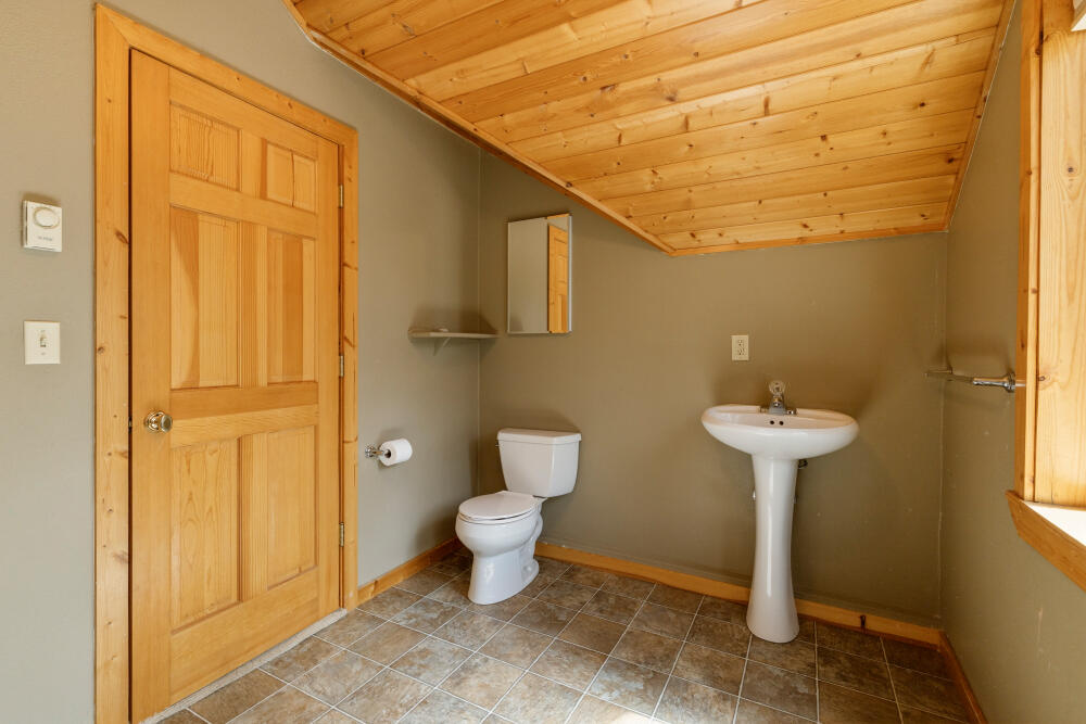 50205 Highway 62 Chiloquin, OR 97624 - Photo 33 of 44 Guest Quarters, full bath