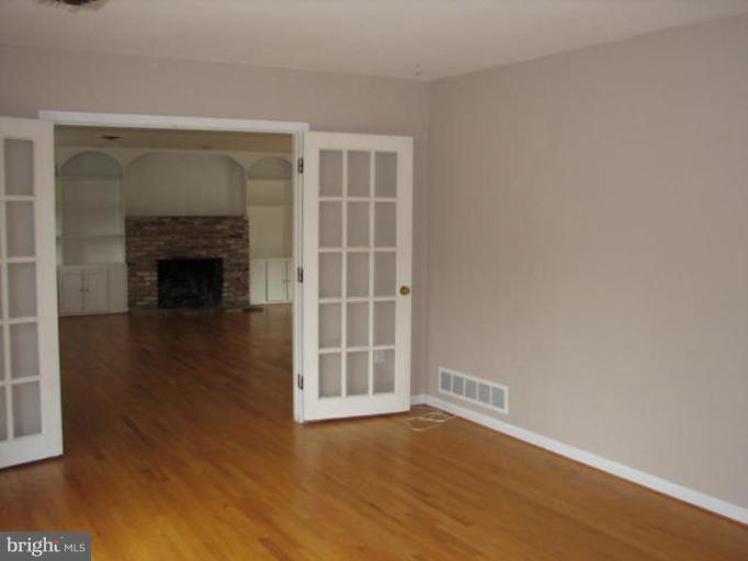 698 Appomattox Road East Davidsonville, MD 21035 - Photo 3 of 14 Living Room