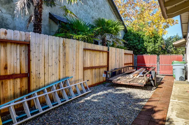 a view of a small house with backyard
