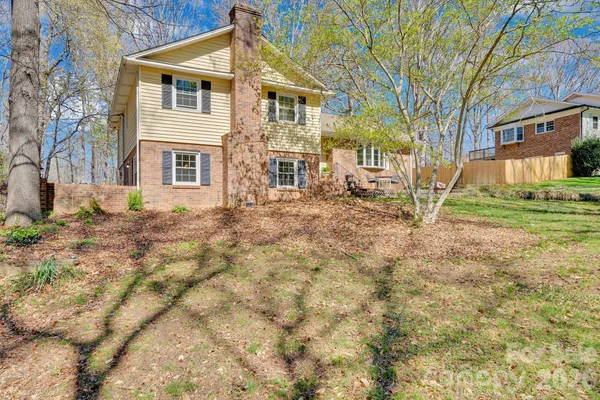 a view of a yard in front of a house