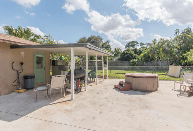 5527 2nd Road Lake Worth, FL 33467 - Photo 13 of 16 back patio