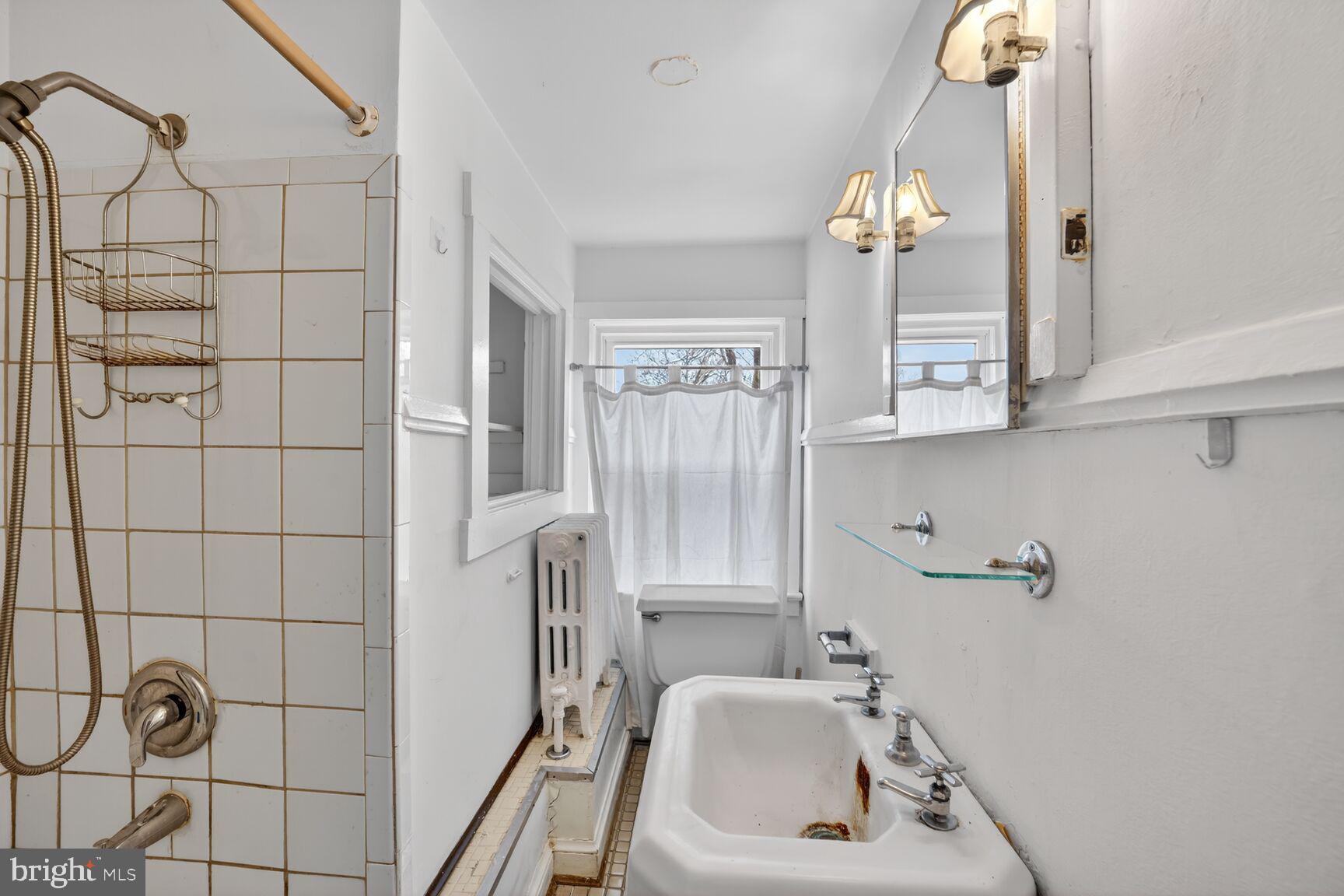 4808 Riverdale Road Riverdale, MD 20737 - Photo 20 of 45 Upper lvl apt BA