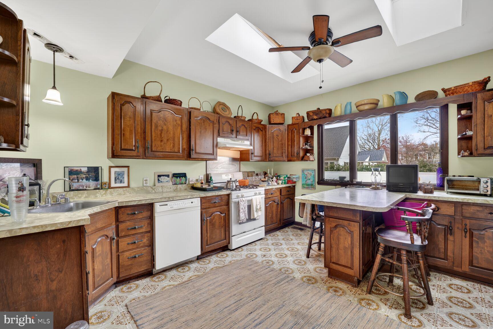 4808 Riverdale Road Riverdale, MD 20737 - Photo 10 of 45 Main Lvl kitchen
