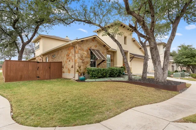 a view of a backyard