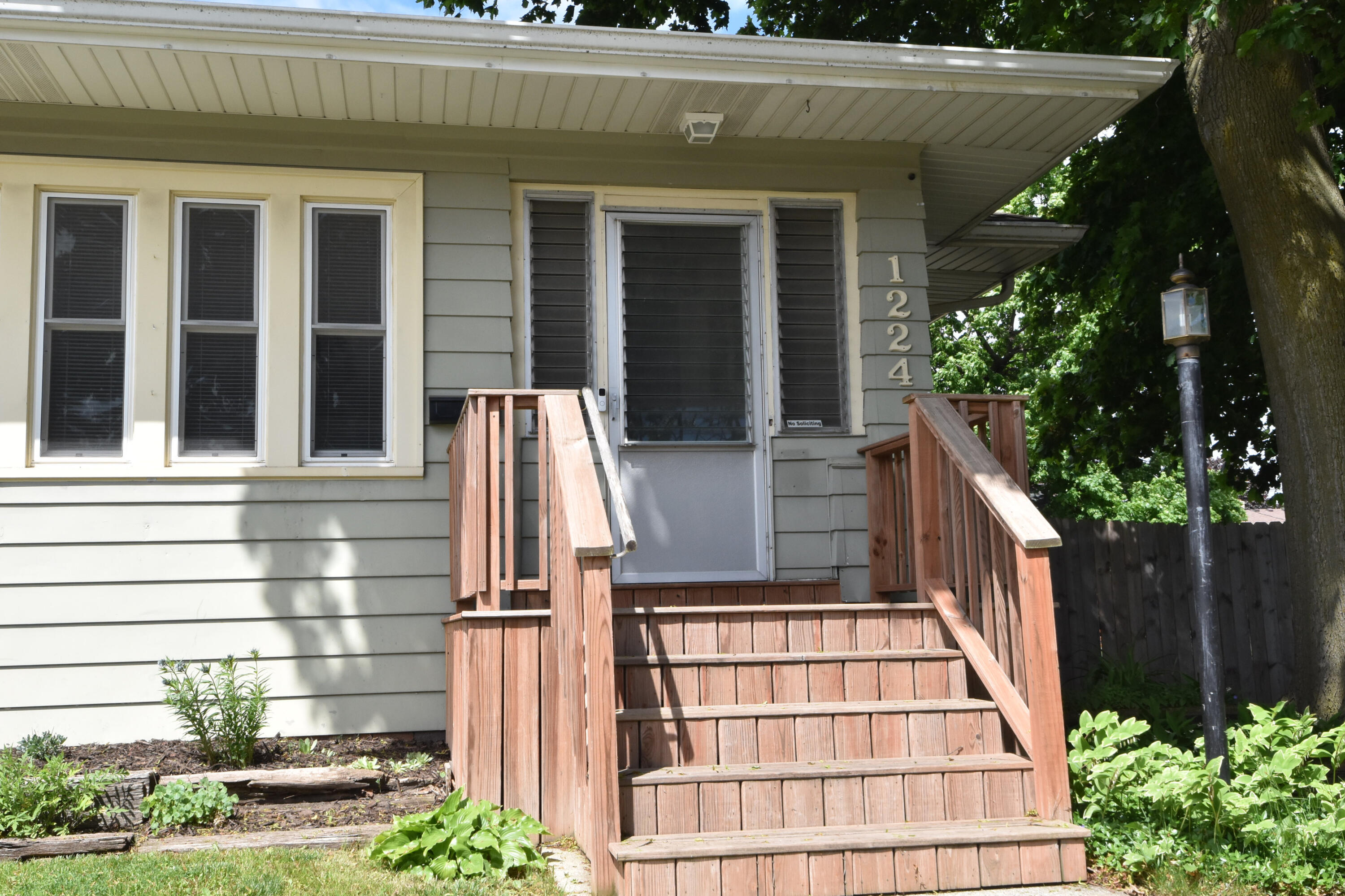 1224 West Lawn Avenue Racine, WI 53405 - Photo 2 of 46 Front Closeup