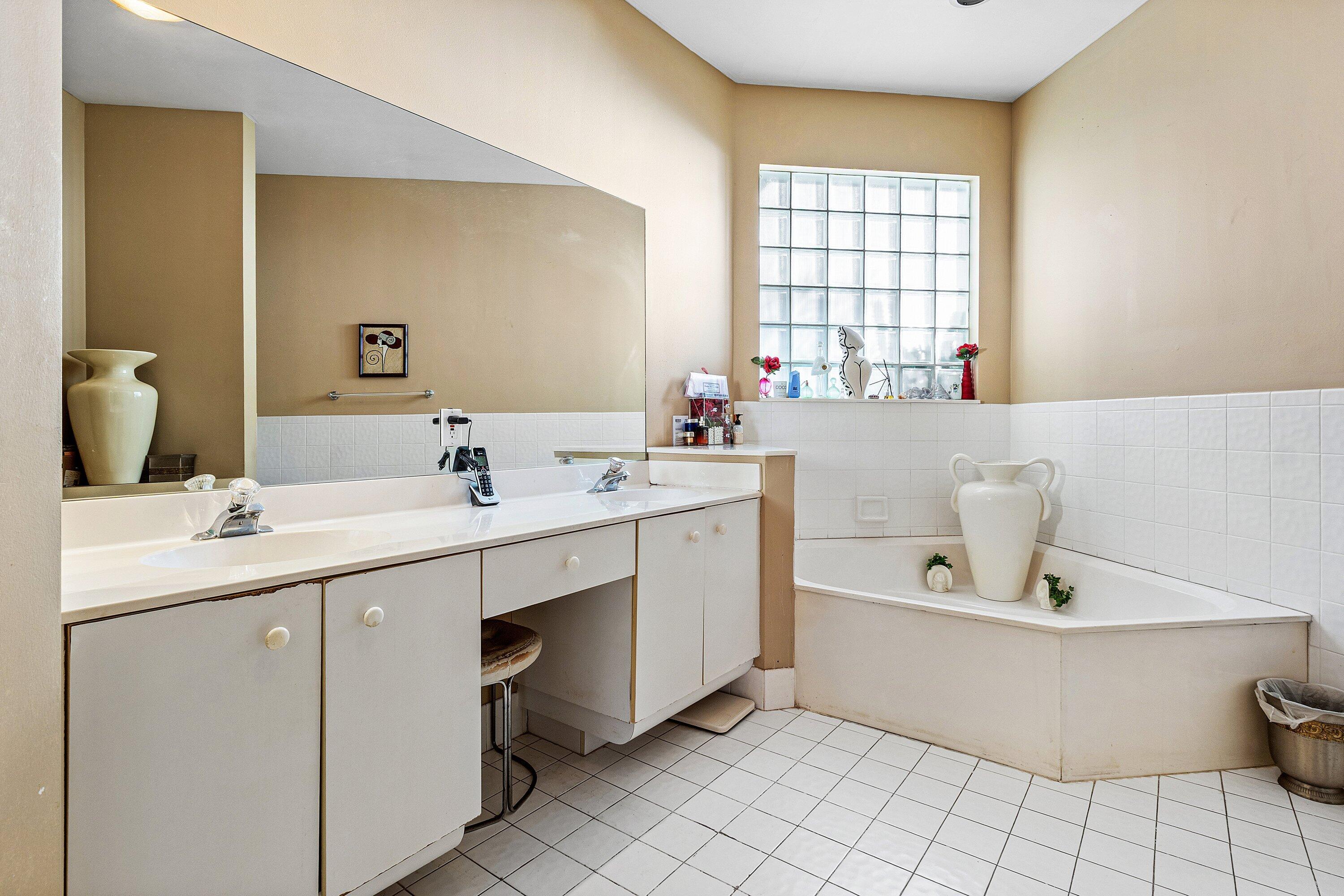 6389 Brava Way Boca Raton, FL 33433 - Photo 20 of 44 Primary Bathroom