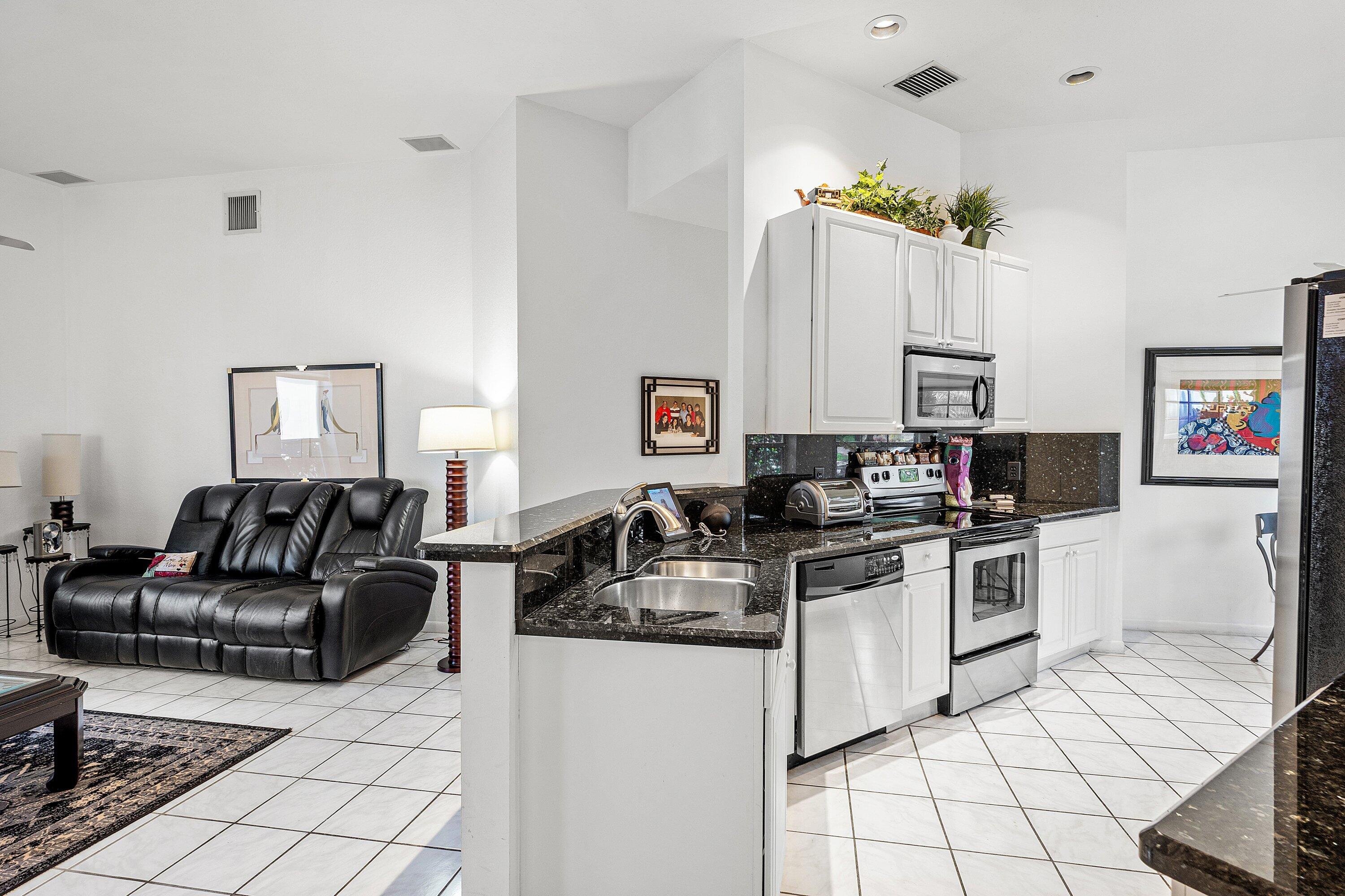 6389 Brava Way Boca Raton, FL 33433 - Photo 6 of 44 008-6389BravaWay-BocaRaton-FL-33433-SMAL