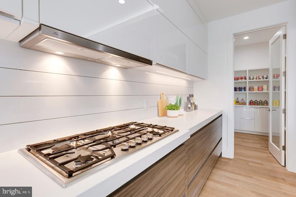 2925 West Ox Road Herndon, VA 20171 - Photo 3 of 38 a kitchen with stove and cabinets