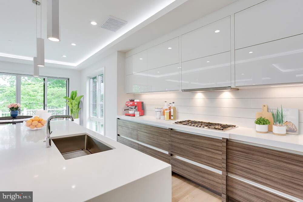 2925 West Ox Road Herndon, VA 20171 - Photo 5 of 38 a kitchen that has a stove and a table