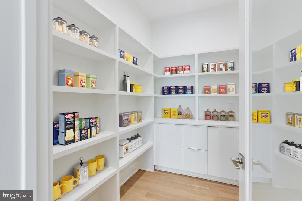 2925 West Ox Road Herndon, VA 20171 - Photo 7 of 38 a room with a book shelf and a book shelf