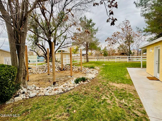 a view of yard with tree s