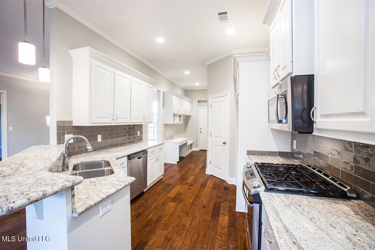 141 Federal Cove Madison, MS 39110 - Photo 6 of 23 300505-17