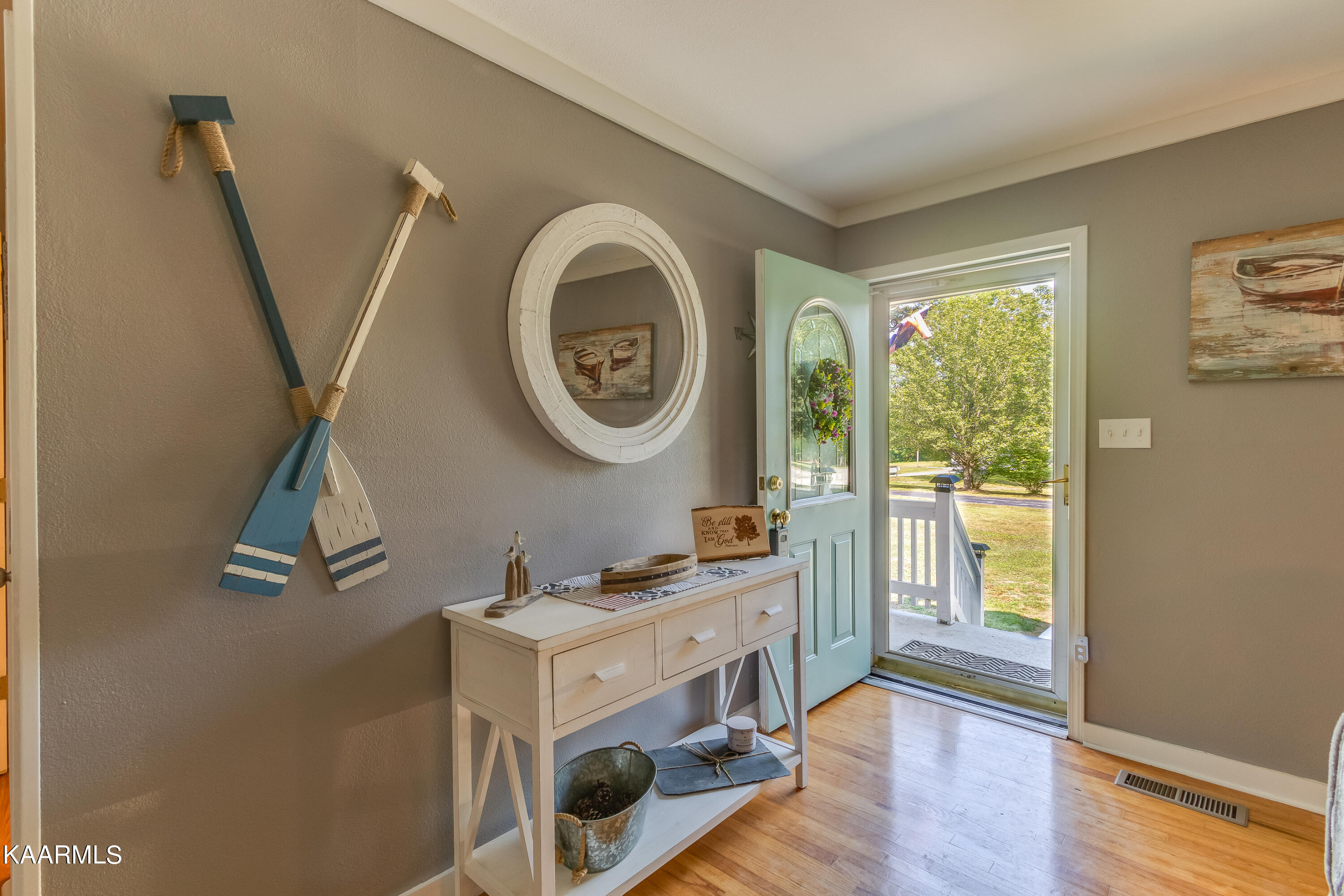 2940 River Road Ten Mile, TN 37880 - Photo 4 of 17 foyer