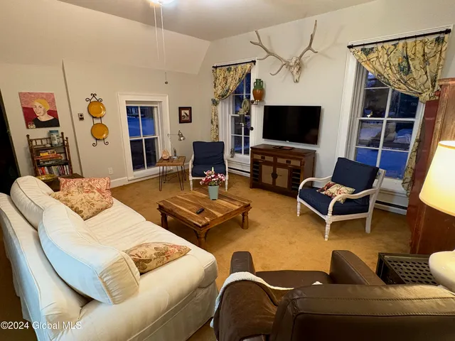 $1,900 | 21 Park Place, Unit 2, Saratoga Springs, NY 12866