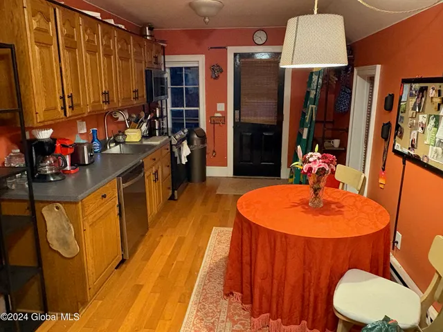 $1,900 | 21 Park Place, Unit 2, Saratoga Springs, NY 12866