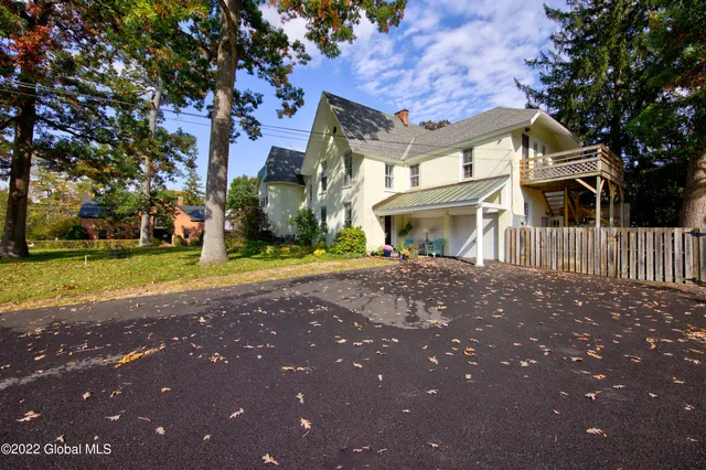 $1,900 | 21 Park Place, Unit 2, Saratoga Springs, NY 12866