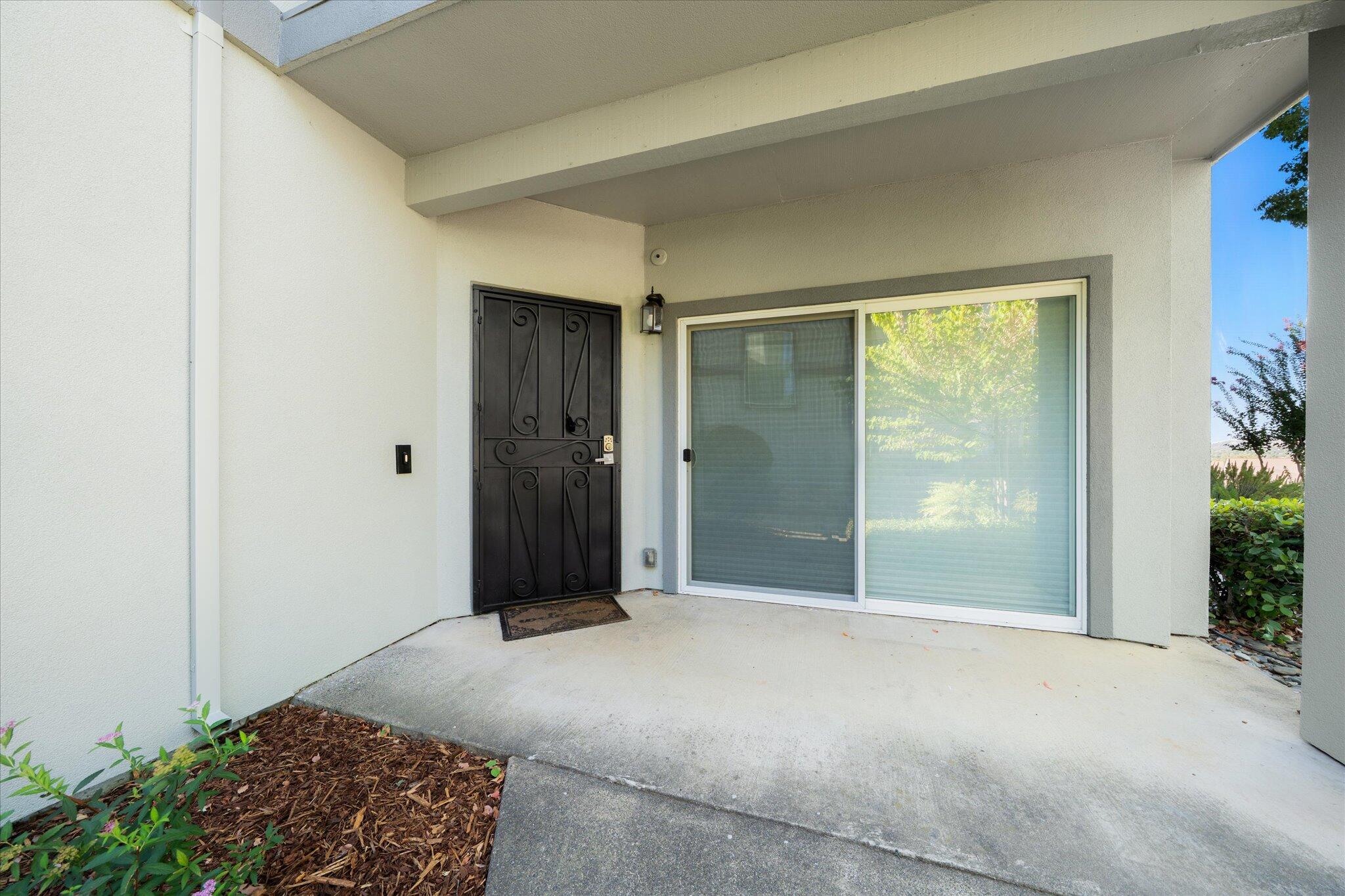 488 Ridgecrest Trail, Unit 132 Redding, CA 96003 - Photo 2 of 51 a view of entryway with livingroom