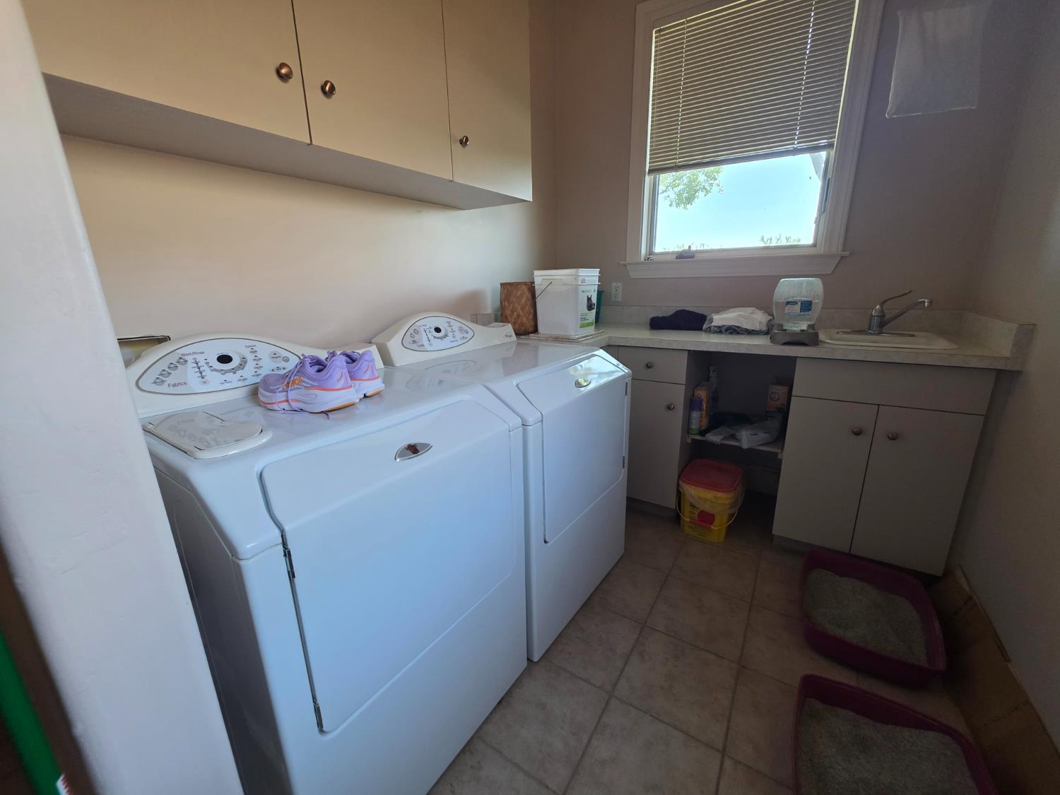 1072 Rorden Avenue Selma, CA 93662 - Photo 21 of 40 a utility room with dryer and washer