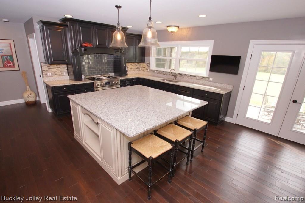 4646 Brophy Road Howell, MI 48855 - Photo 2 of 28