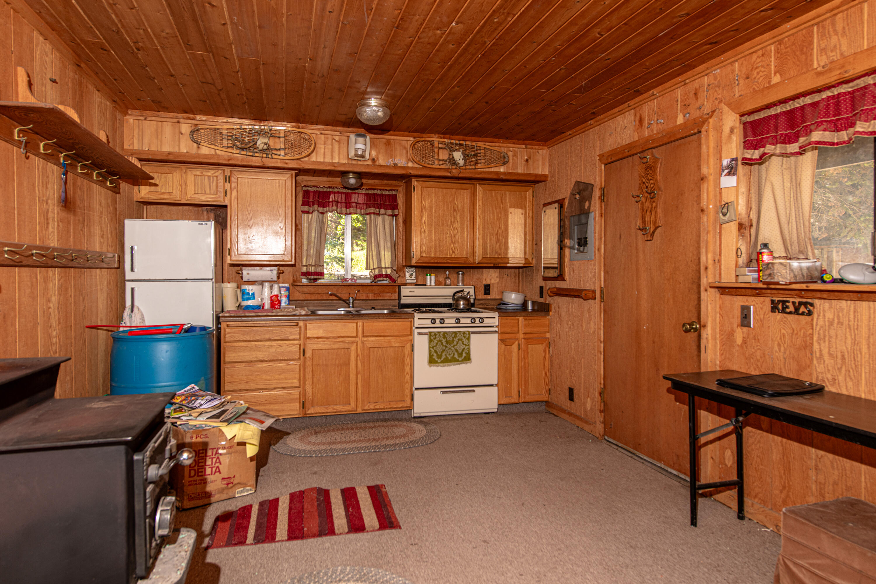 726 West Skyview Lane Springdale, UT 84767 - Photo 15 of 33 Main Cabin kitchen