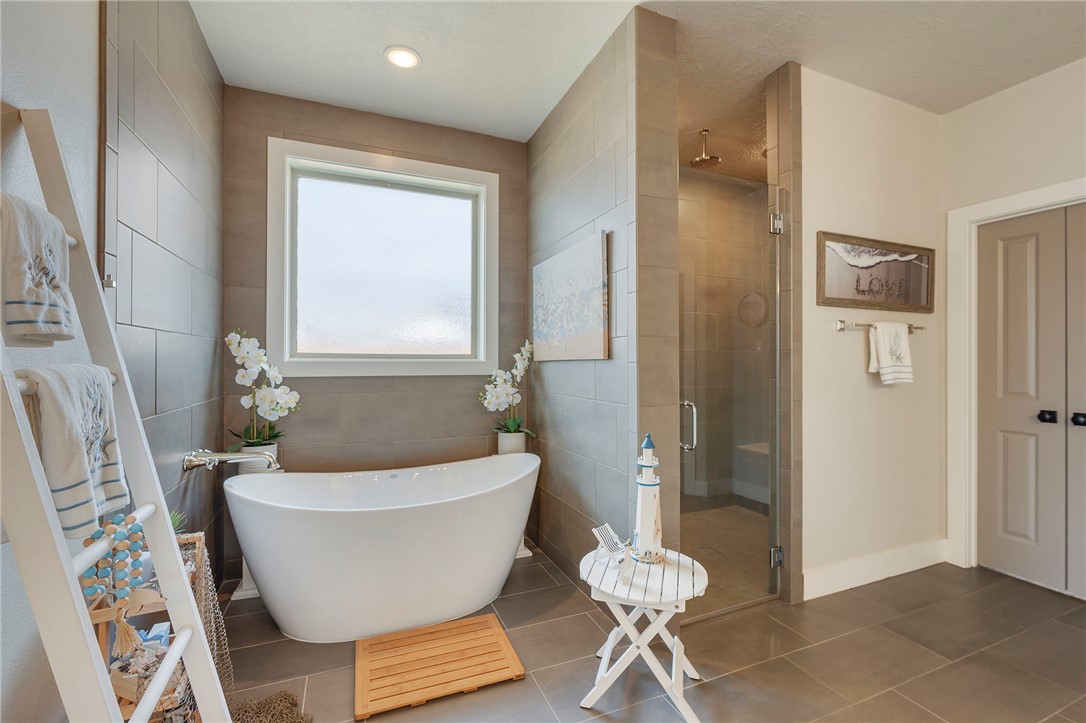 4804 Crystal Ridge Court College Station, TX 77845 - Photo 22 of 48 a bathroom with a bathtub and shower