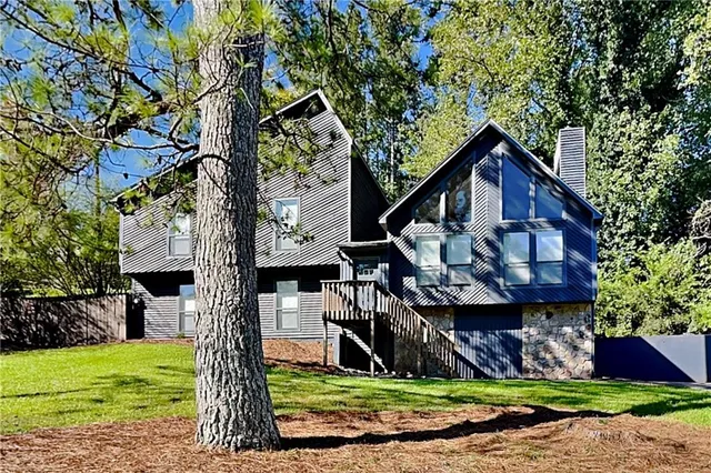 a view of a house with a yard