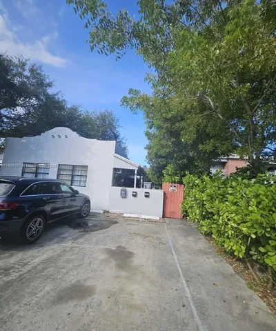 a view of a back yard of the house