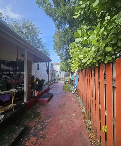 a view of backyard of the house