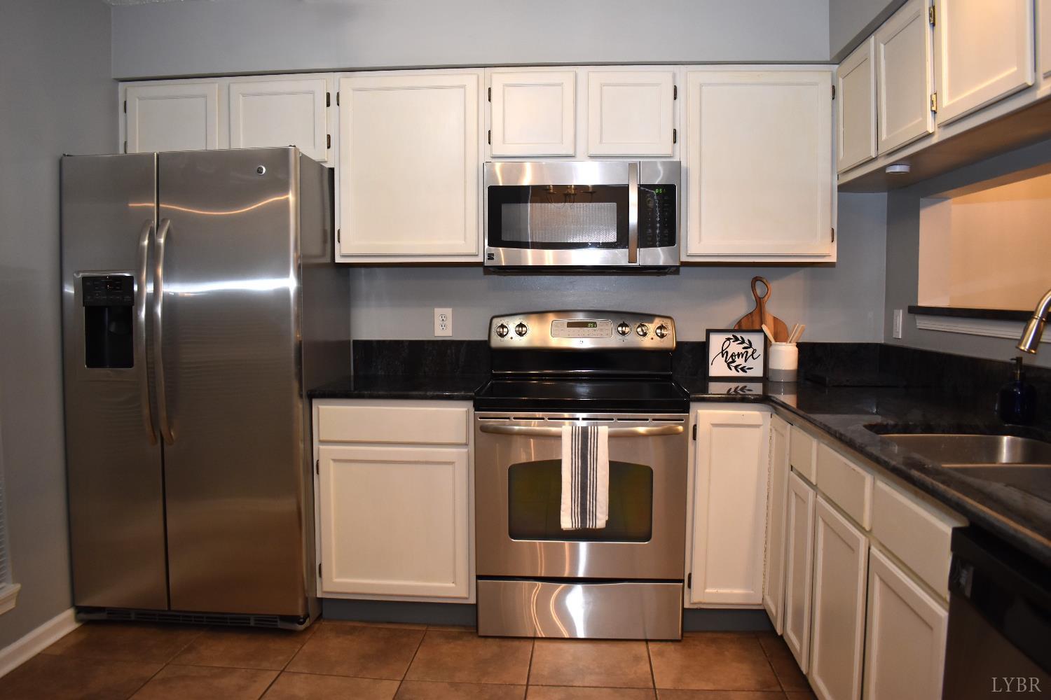482 Oak Point Road Forest, VA 24551 - Photo 14 of 39 a kitchen with a stove microwave and refrigerator