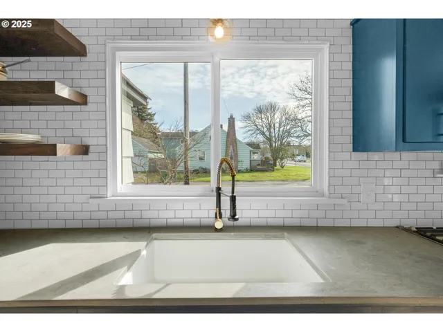 $489,000 | 780 South Main Avenue, Warrenton, OR 97146