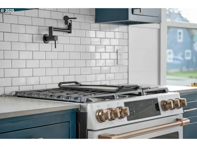 $489,000 | 780 South Main Avenue, Warrenton, OR 97146