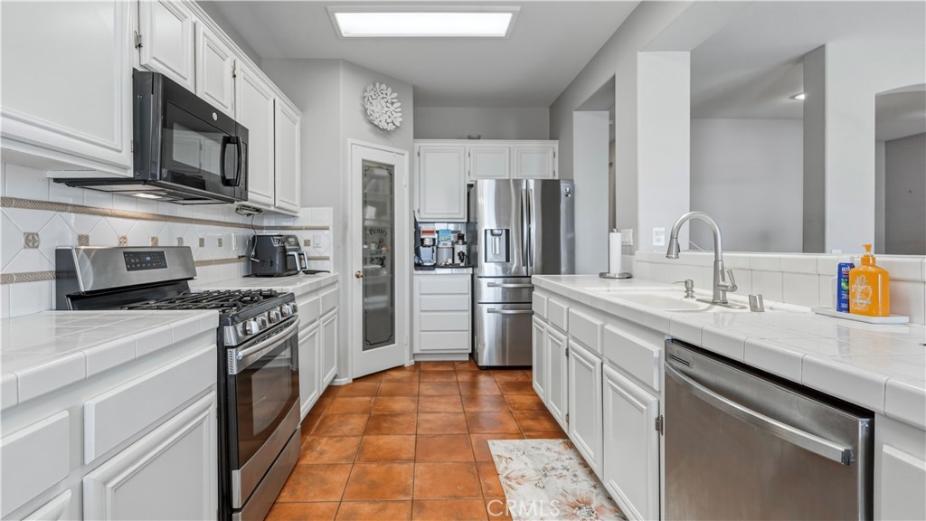 16175 Blue Haven Court Riverside, CA 92503 - Photo 13 of 38