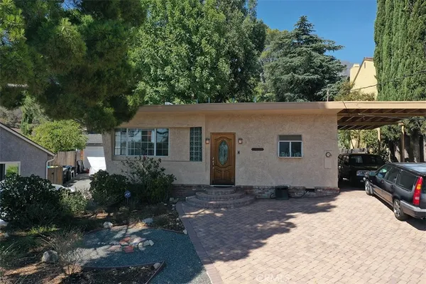 a view of a house with a backyard