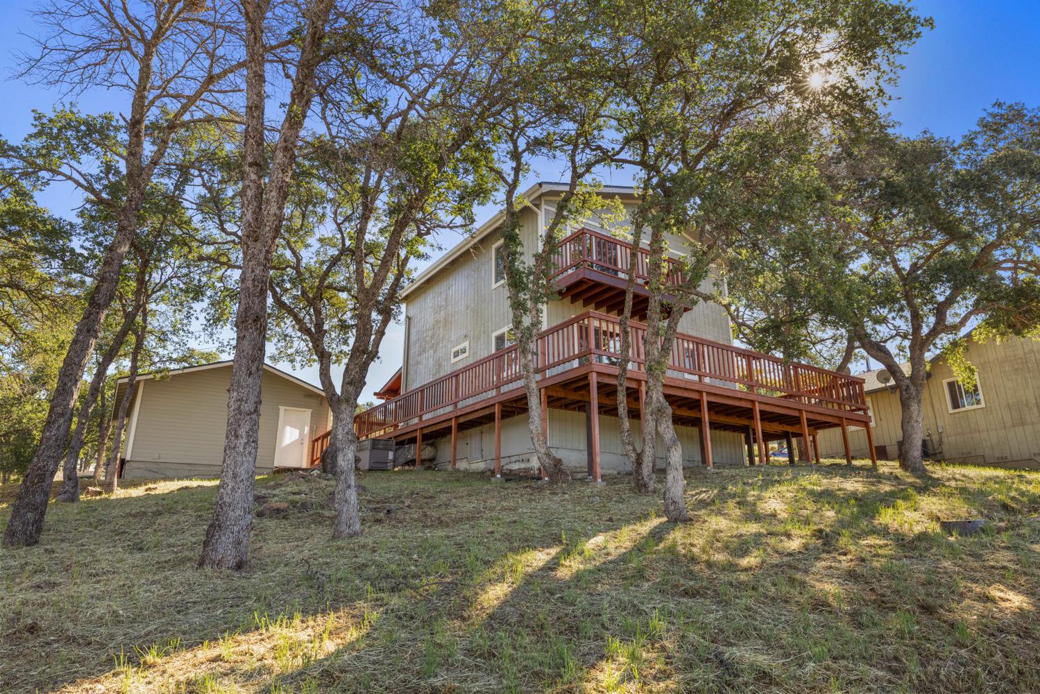 2324 Quail Hill Road Copperopolis, CA 95228 - Photo 37 of 52 a backyard of a house with lots of green space