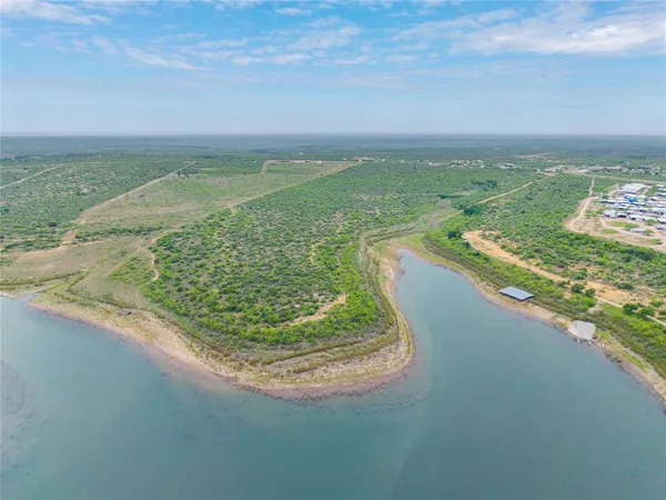 $876,000 | 143 Rr 10, Voss, TX 76888