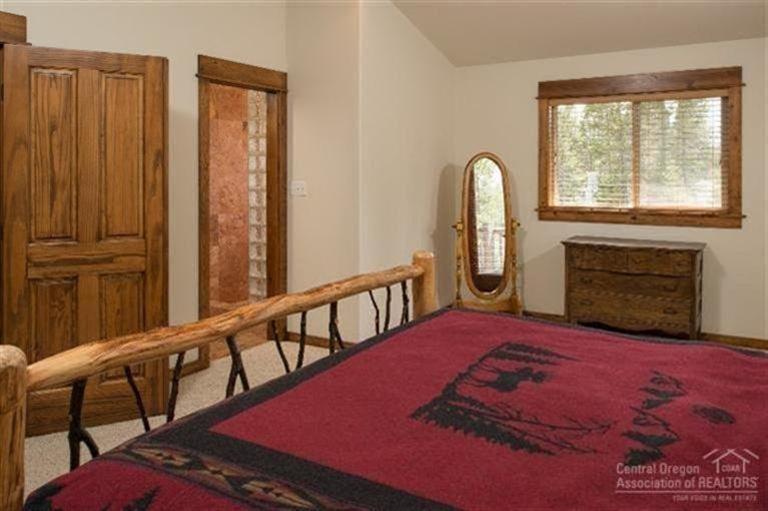 26 Oregon Loop Sunriver, OR 97707 - Photo 14 of 19 A spacious master suite with vaulted cei