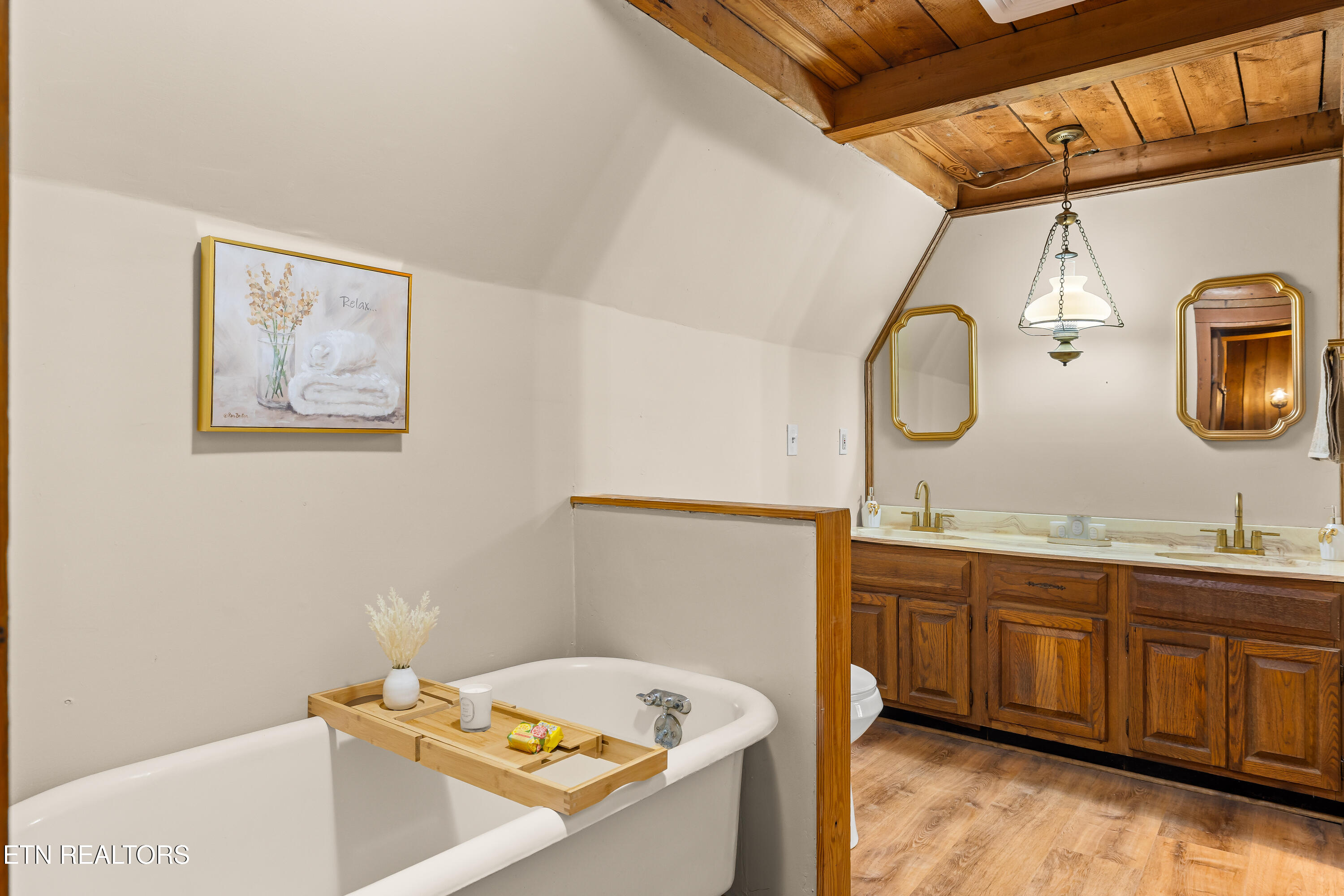 143 Old Cove Road Walland, TN 37886 - Photo 32 of 49 Upstairs bath w clawfoot tub