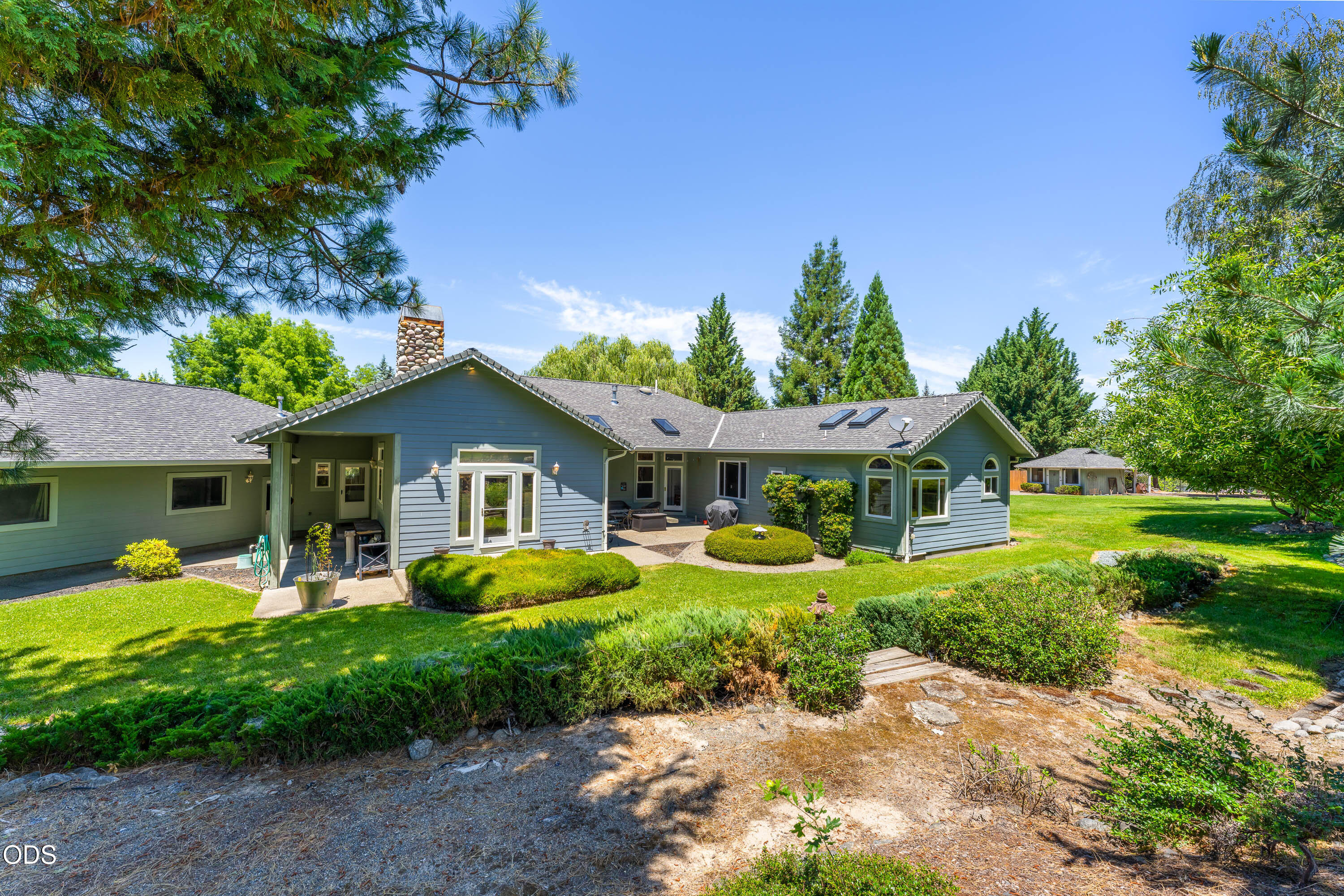 155 Kingsgate Way Grants Pass, OR 97527 - Photo 4 of 53