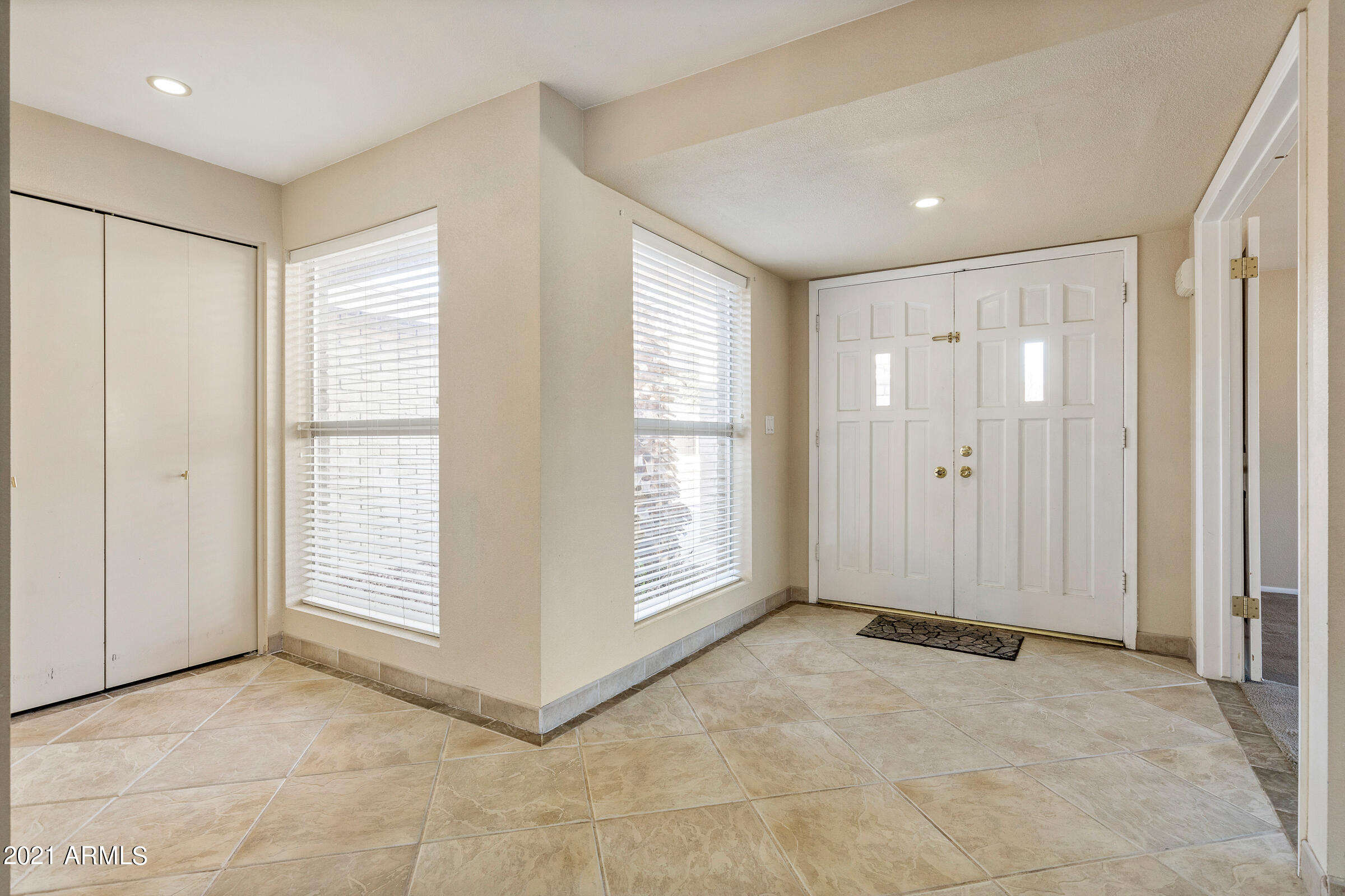 9219 North 28th Street Phoenix, AZ 85028 - Photo 6 of 39 9219 N 28th St-7